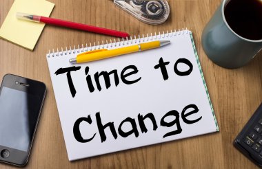 Saat değişikliği - Not Defteri ile ahşap masa üzerinde metin