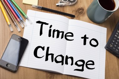 Saat değişikliği - Not Defteri ile ahşap masa üzerinde metin