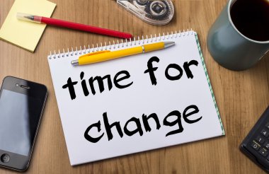 Değişim - Not Defteri ile ahşap masa üzerinde metin Zamanı