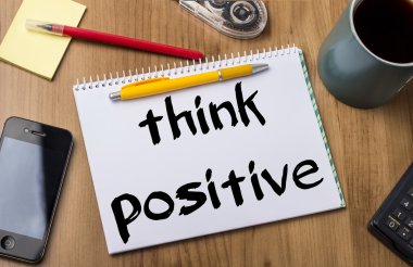 Ahşap masa üzerinde metin ile Pad Not olumlu - düşün