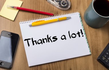 Çok teşekkürler! -Not Defteri ile ahşap masa üzerinde metin