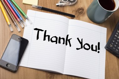 Teşekkür ederiz! -Not Defteri ile ahşap masa üzerinde metin