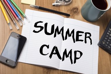 Yaz kampı - Not Defteri ile ahşap masa üzerinde metin