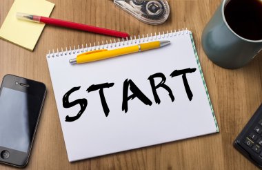 -Ahşap masa üzerinde metin ile Pad Not başla