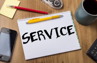 Hizmet - Not Defteri ile ahşap masa üzerinde metin