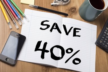 Yüzde 40 - Not Defteri ile metin üzerinde ahşap masa tasarruf