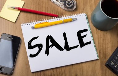 Satılık - Not Defteri ile ahşap masa üzerinde metin