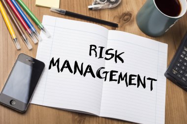 Risk yönetimi - Not Defteri ile ahşap masa üzerinde metin