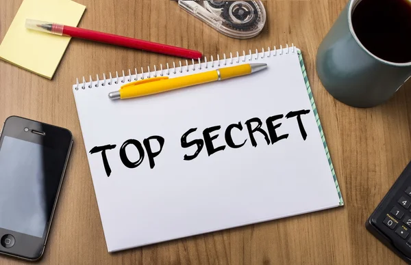 TOP SECRET - Blocco note con testo su tavolo in legno — Foto Stock