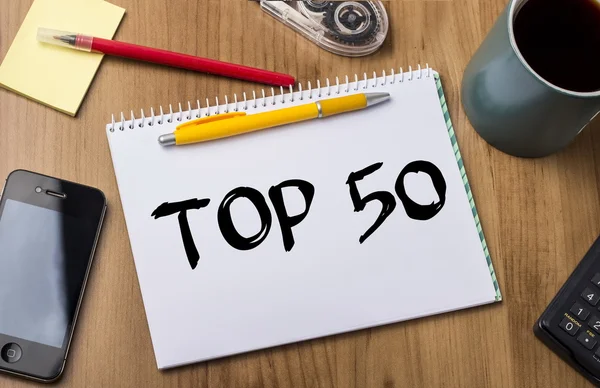 Topp 50 - Observera Pad med Text på träbord — Stockfoto