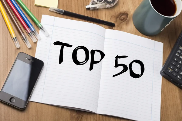 Topp 50 - Observera Pad med Text på träbord — Stockfoto