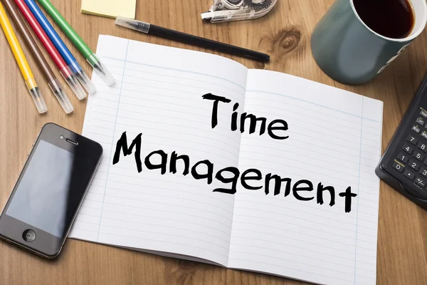 Time Management - anteckningsblock med texten på träbord — Stockfoto