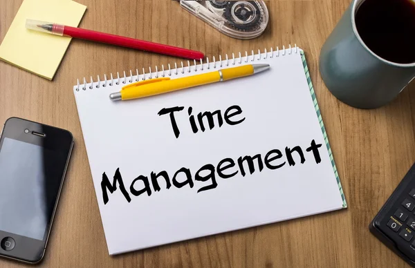Time Management - anteckningsblock med texten på träbord — Stockfoto