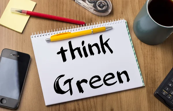 Pensa Green! - Almofada de notas com texto na tabela de madeira — Fotografia de Stock