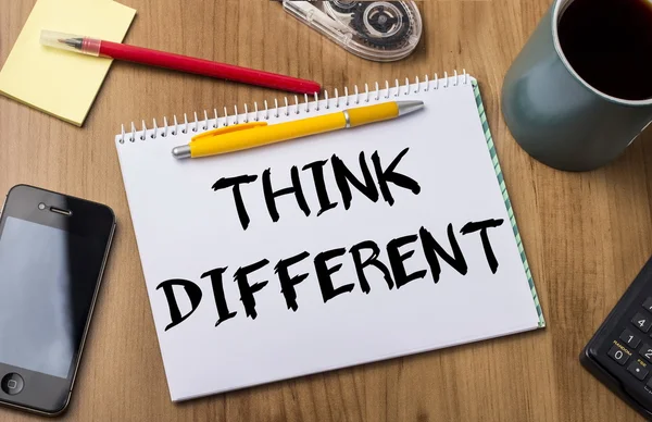 THINK DIFFERENT - Note Pad With Text On Wooden Table — Stock Photo, Image