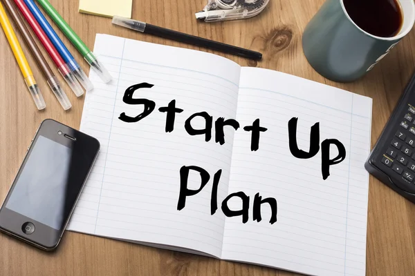 Start-up Plan - merk op Pad met tekst op houten tafel — Stockfoto