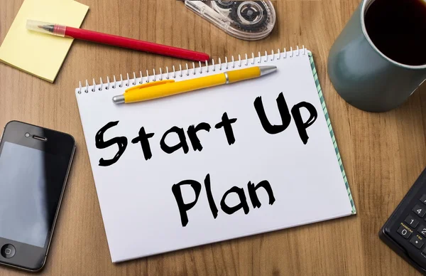Start-up Plan - merk op Pad met tekst op houten tafel — Stockfoto