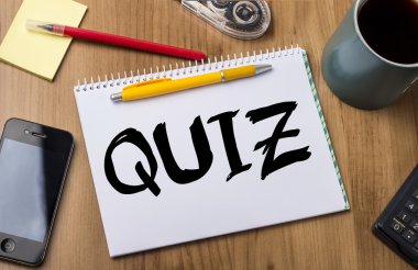 Quiz - ahşap masa üzerinde metin ile Pad Not