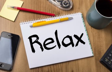 -Sakin ol ahşap masa üzerinde metin ile Pad Not