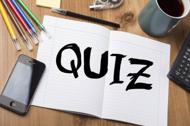 Quiz - ahşap masa üzerinde metin ile Pad Not