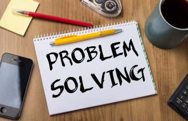 Problem çözme - Not Pad ile ahşap masa üzerinde metin