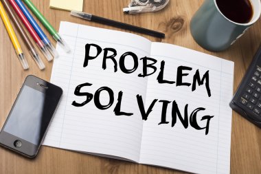 Problem çözme - Not Pad ile ahşap masa üzerinde metin