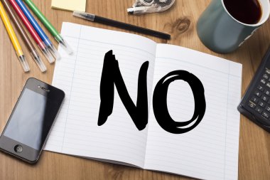 Hayır - Not Defteri ile ahşap masa üzerinde metin