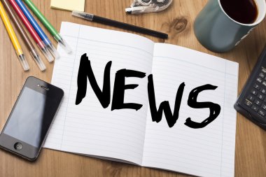 Haberler - Not Defteri ile ahşap masa üzerinde metin