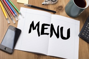 Menü - Not Defteri ile ahşap masa üzerinde metin