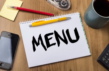 Menü - Not Defteri ile ahşap masa üzerinde metin