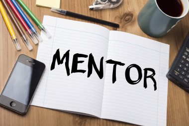 Akıl hocası - ahşap masa üzerinde metin ile Pad Not