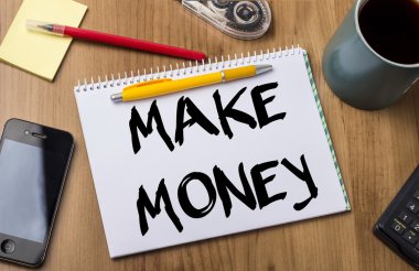 Para - ahşap masa üzerinde metin ile Pad Not