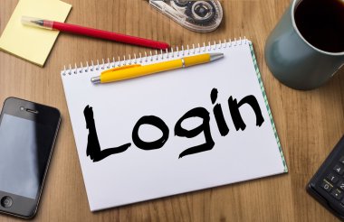 Oturum açma - Not Defteri ile ahşap masa üzerinde metin