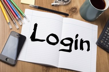 Oturum açma - Not Defteri ile ahşap masa üzerinde metin