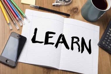 -Ahşap masa üzerinde metin ile Pad Not öğren