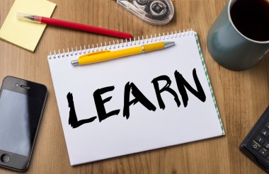 -Ahşap masa üzerinde metin ile Pad Not öğren