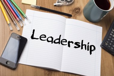 Liderlik - Not Defteri ile ahşap masa üzerinde metin