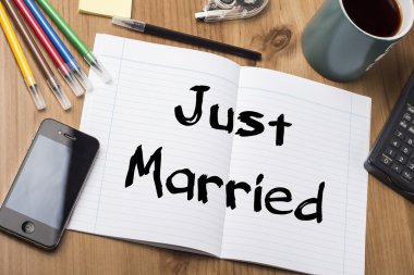 Sadece evli - Not Defteri ile ahşap masa üzerinde metin