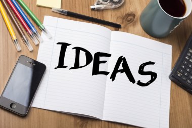 Fikirler - Not Defteri ile ahşap masa üzerinde metin