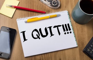 İstifa ediyorum! -Not Defteri ile ahşap masa üzerinde metin