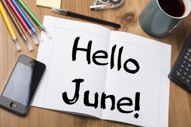 Merhaba Haziran! -Not Defteri ile ahşap masa üzerinde metin