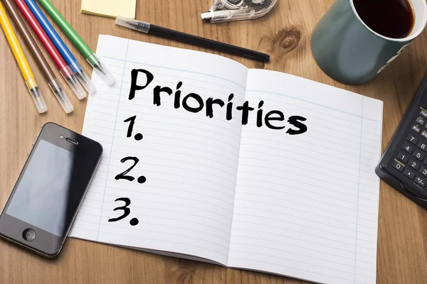 Prioridades 1. 2. 3. - Bloc de notas con texto en tabla de madera — Foto de Stock