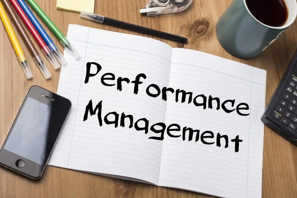 Performance Management - anteckningsblock med texten på träbord — Stockfoto