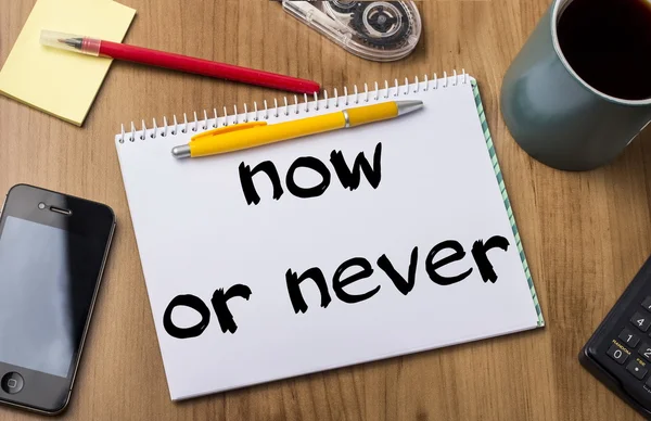 Now or never - Note Pad With Text On Wooden Table — Stock Photo, Image