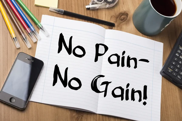 Ingen smärta - ingen vinst! -Anteckningsblock med texten på träbord — Stockfoto