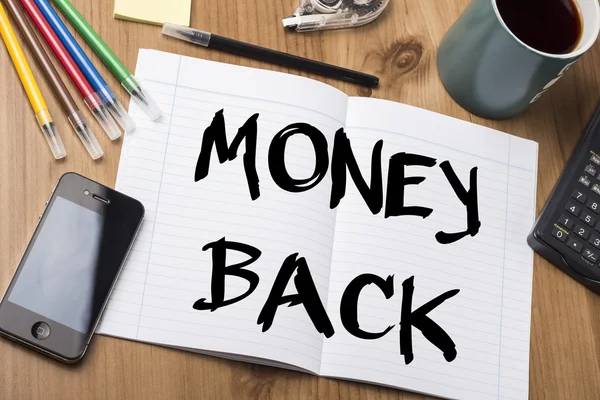 Peníze zpět - Poznámka Pad s textem na dřevěný stůl — Stock fotografie