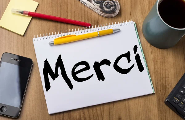 Merci - Blocco note con testo su tavola di legno — Foto Stock