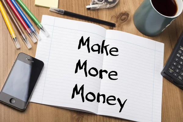 Hacer más dinero - Bloc de notas con texto en la tabla de madera — Foto de Stock