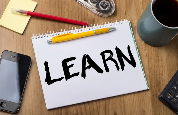 -Ahşap masa üzerinde metin ile Pad Not öğren