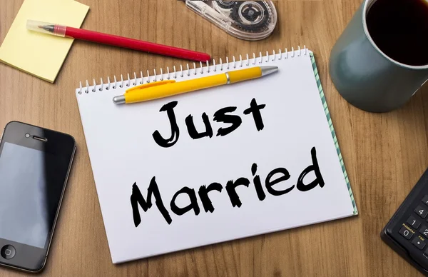 Just Married - Note Pad With Text On Wooden Table — Stock Photo, Image